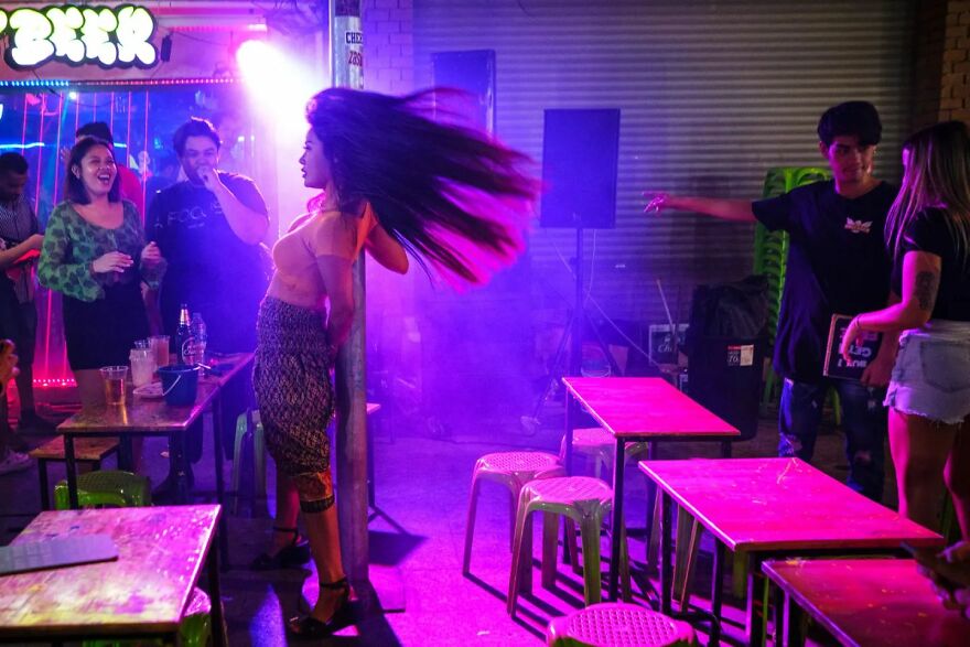 Photographer Takes To The Streets Capturing Unlikely Coincidences (53 New Pics)