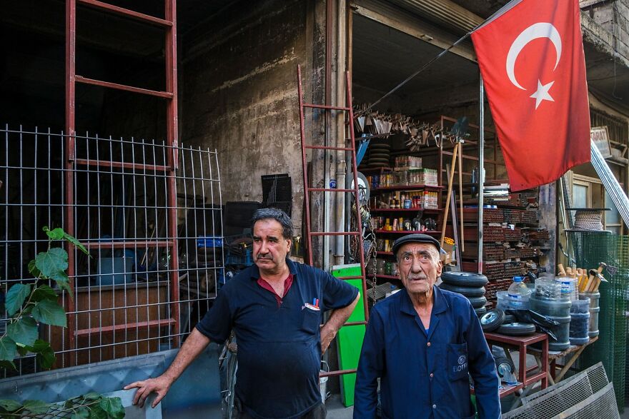 Photographer Takes To The Streets Capturing Unlikely Coincidences (53 New Pics)