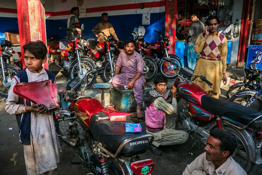 Photographer Takes To The Streets Capturing Unlikely Coincidences (53 New Pics)