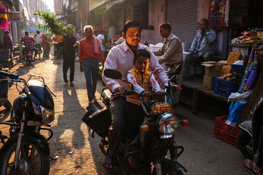 Photographer Takes To The Streets Capturing Unlikely Coincidences (53 New Pics)