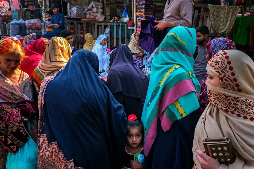 Photographer Takes To The Streets Capturing Unlikely Coincidences (53 New Pics)