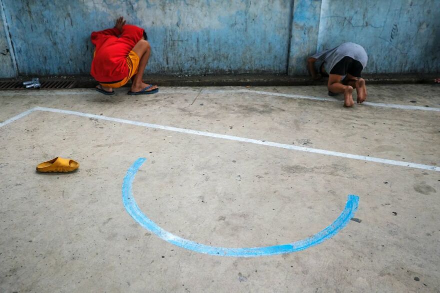 Photographer Takes To The Streets Capturing Unlikely Coincidences (53 New Pics)