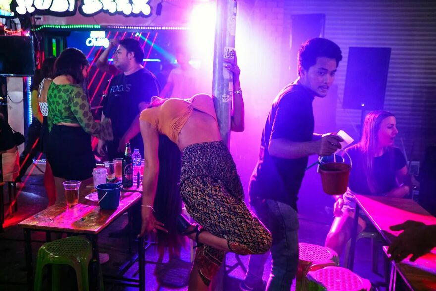 Photographer Takes To The Streets Capturing Unlikely Coincidences (53 New Pics)