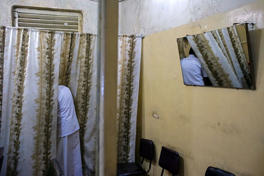 Photographer Takes To The Streets Capturing Unlikely Coincidences (53 New Pics)