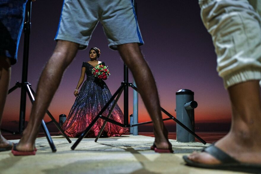 Photographer Takes To The Streets Capturing Unlikely Coincidences (53 New Pics)