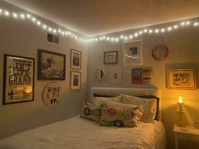 Wall art in the bedroom 