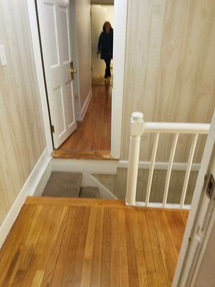 Este tramo de escaleras justo afuera de la habitación