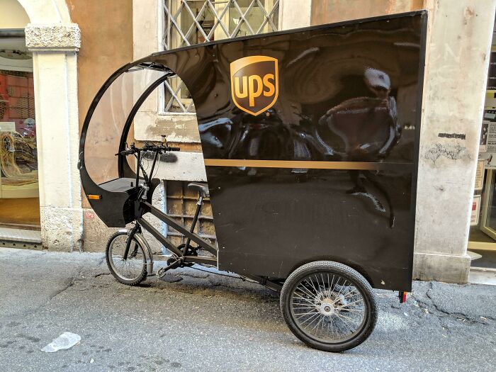 En Italia, UPS usa estas bicicletas para llevar paquetes a los lugares ubicados en las calles angostas de Roma