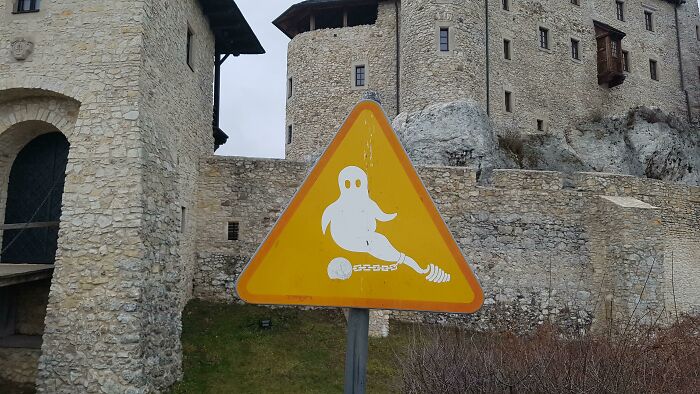 Este letrero que advierte sobre fantasmas en un castillo antiguo de Polonia