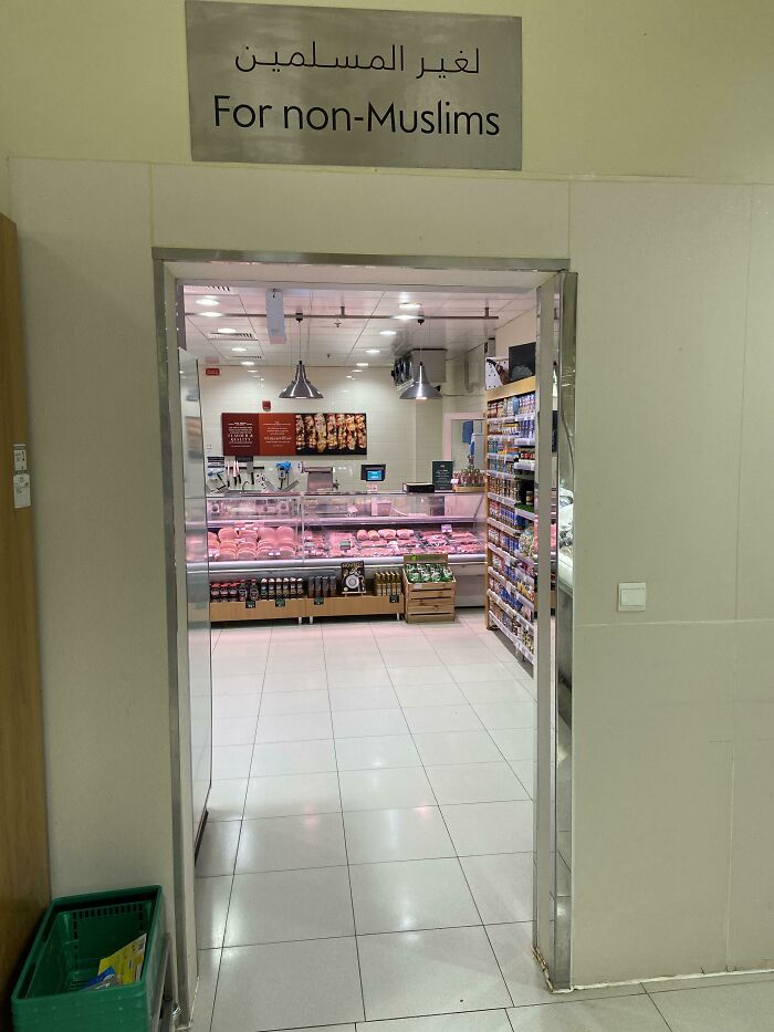 Una sección del supermercado para personas no musulmanas, en Dubái