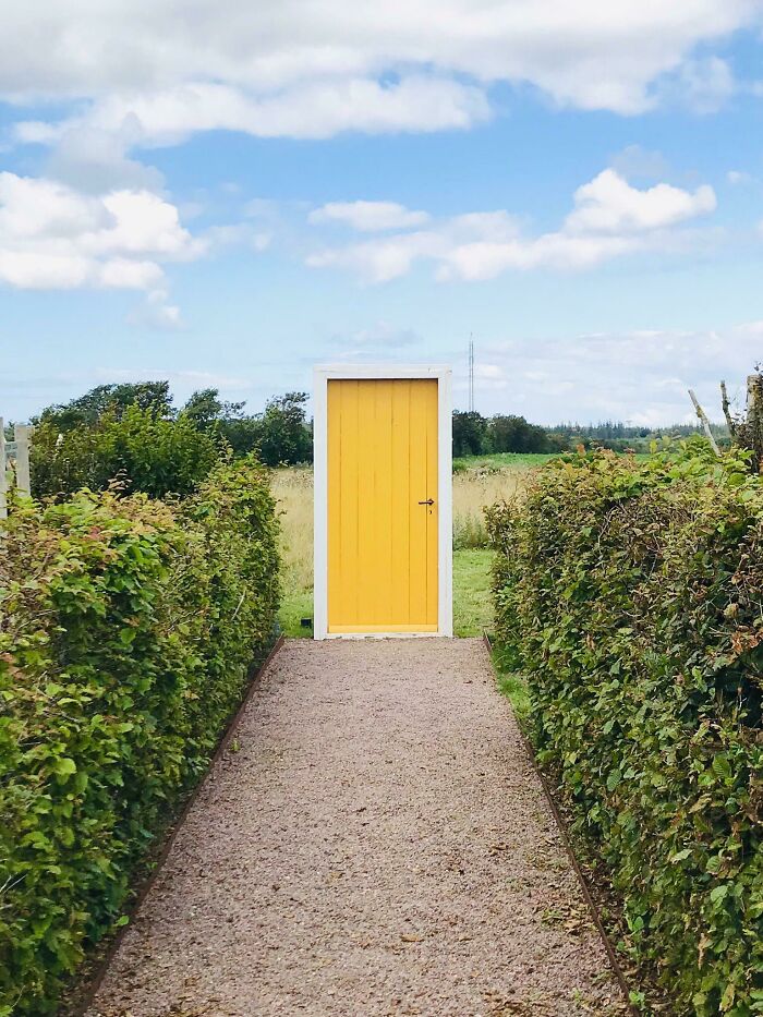 En Dinamarca, encontré una puerta en la entrada de un campo