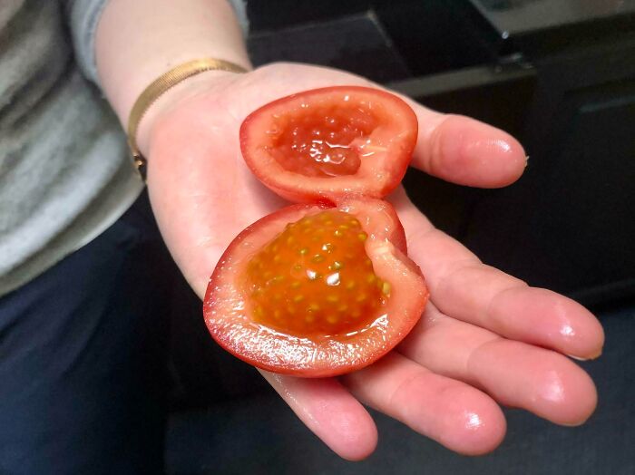 El interior de este tomate parece una fresa perfecta 