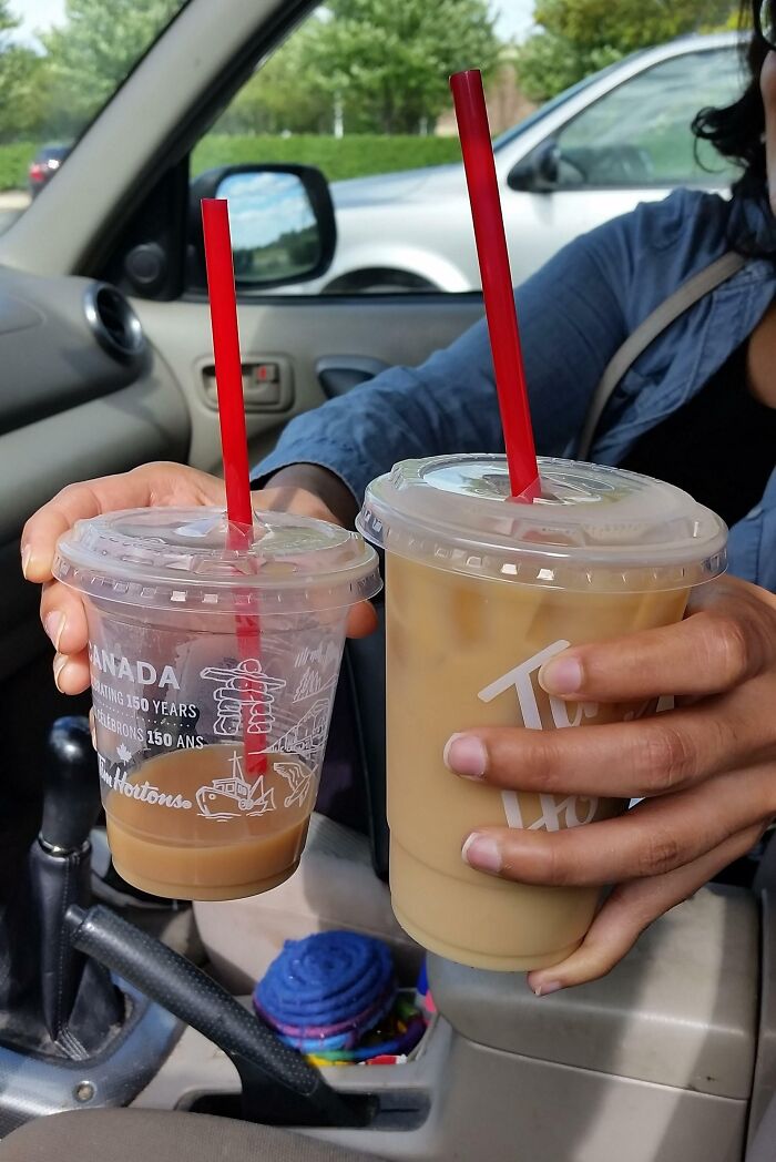 Compré un café helado pequeño en el Tim Hortons de Canadá y luego crucé a Estados Unidos y pedí lo mismo 