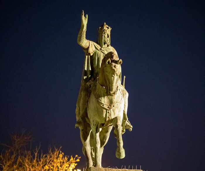 Stone statue of James I on a horse 