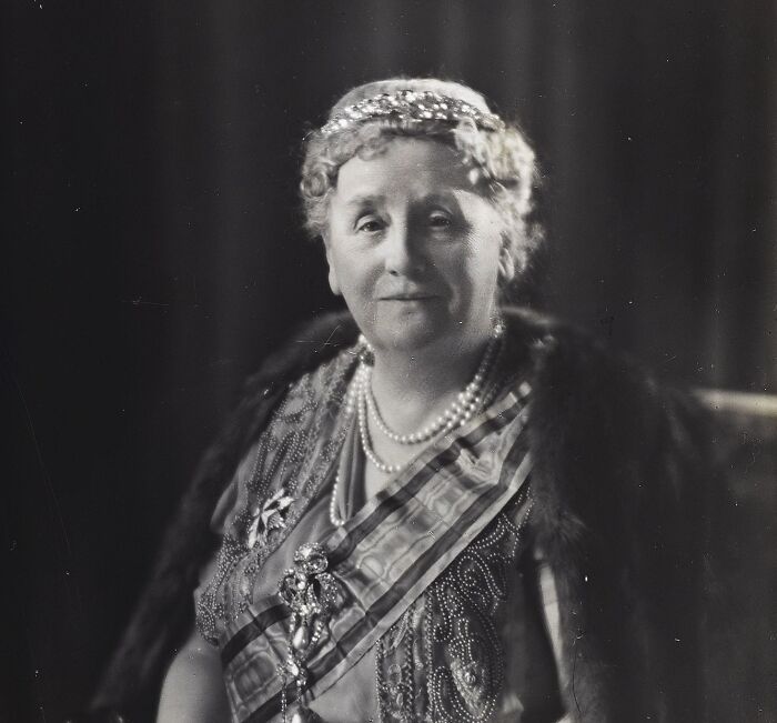 Picture of Queen Wilhelmina with a crown 