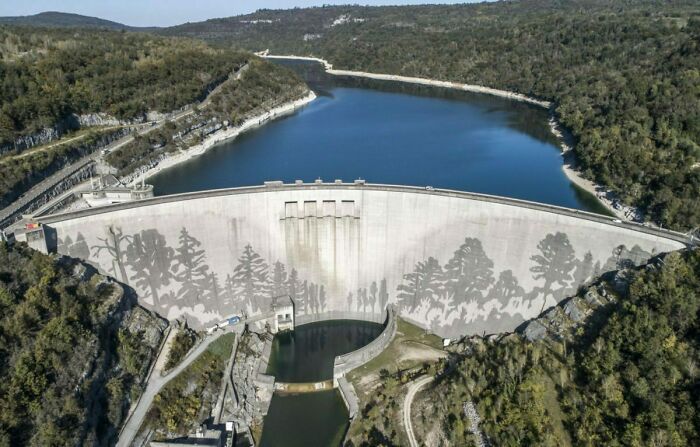 A 400m Power-Washing Mural On The Vouglans Dam In France