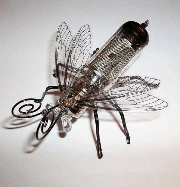 Reciclo bombillas, bulbos y piezas de relojes para hacer broches y esculturas de insectos de inspiración steampunk