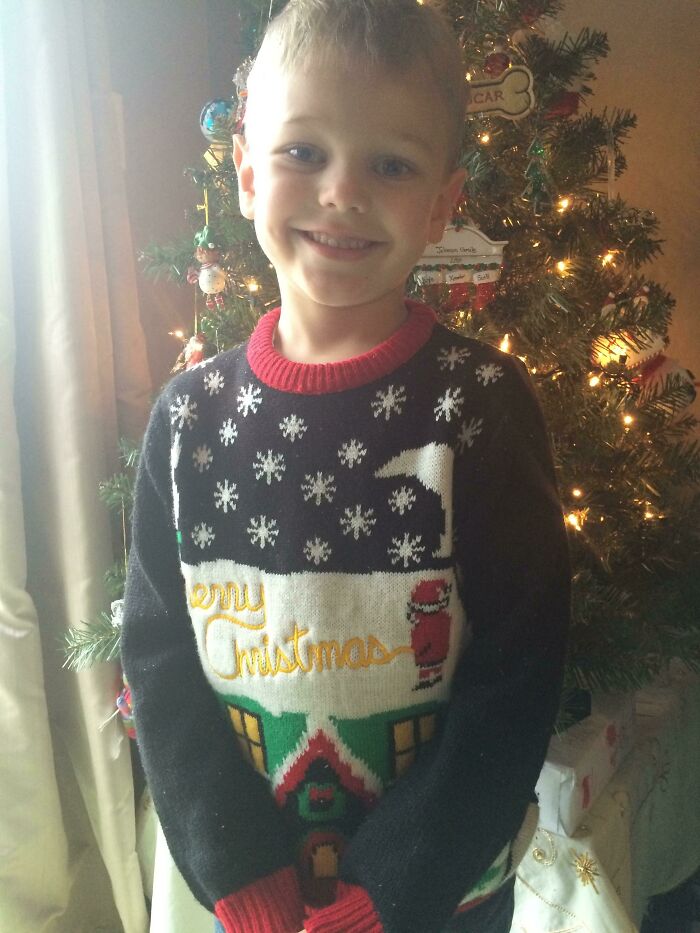 Envié accidentalmente a mi hijo al colegio con su suéter feo de Navidad recién comprado