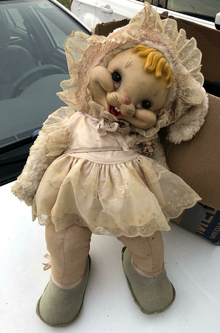 Este horroroso conejo de peluche Rushton Vintage. ¡Incluido en una caja misteriosa de peluches vintage por 2 dólares!