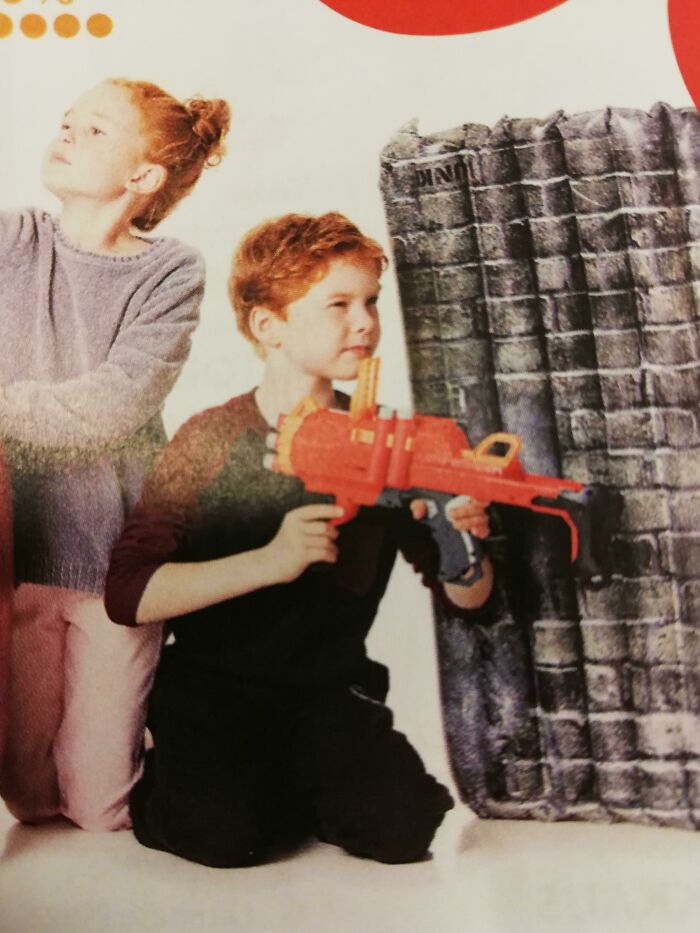 Este anuncio de un niño sujetando una pistola Nerf de la forma equivocada