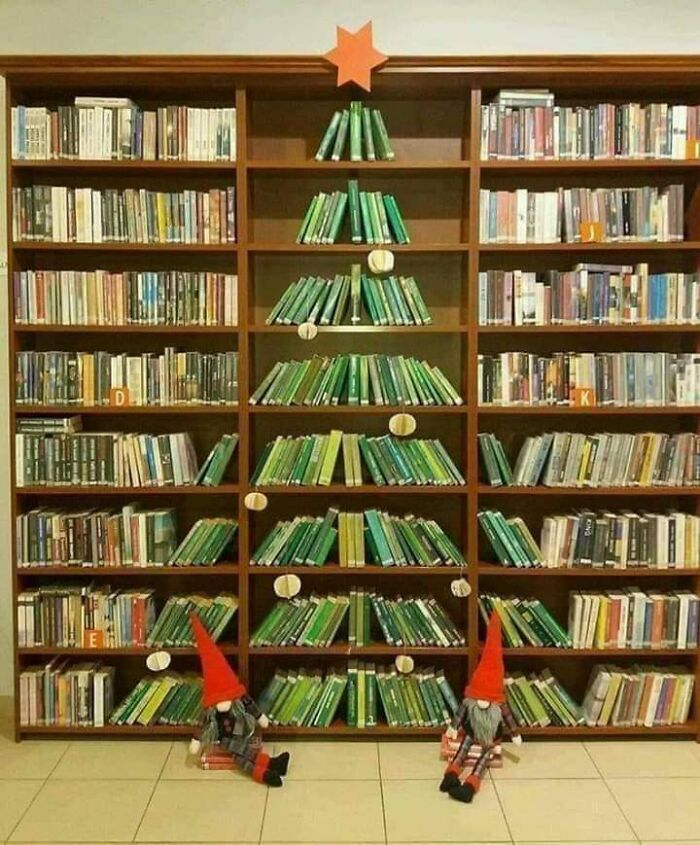 Book Christmas Tree