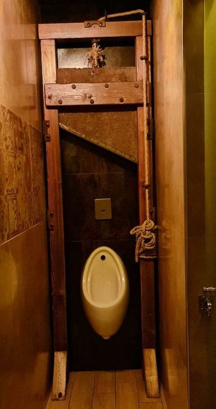 Guillotine Urinal