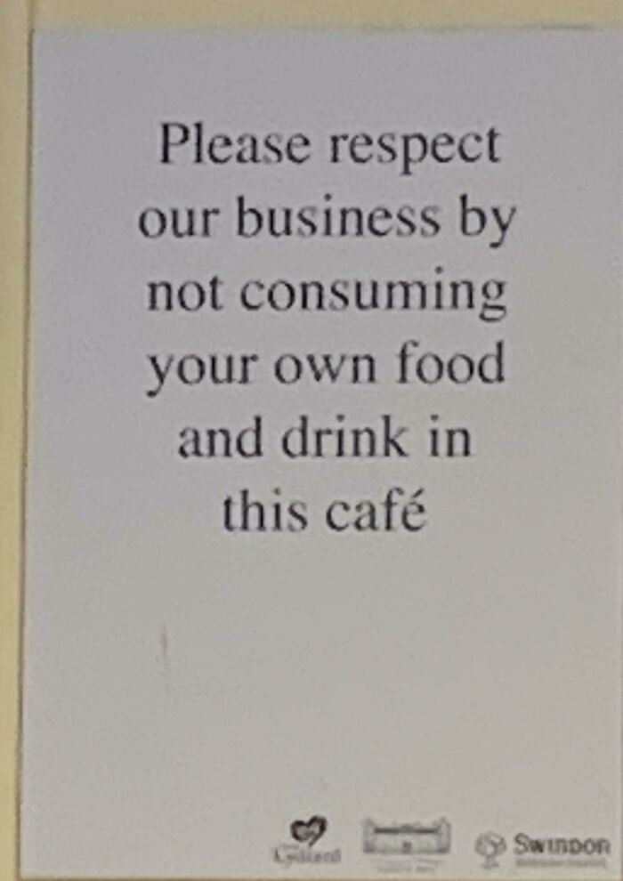 Este letrero para empleados en la cocina de la cafetería en la que trabajo