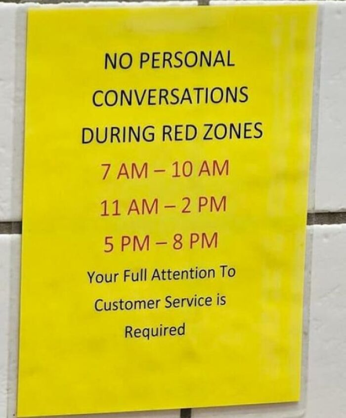 Encontré esto en Facebook. Quien lo publicó dijo que el cartel publicado detrás del mostrador de un restaurante de comida rápida, a la vista de los clientes...