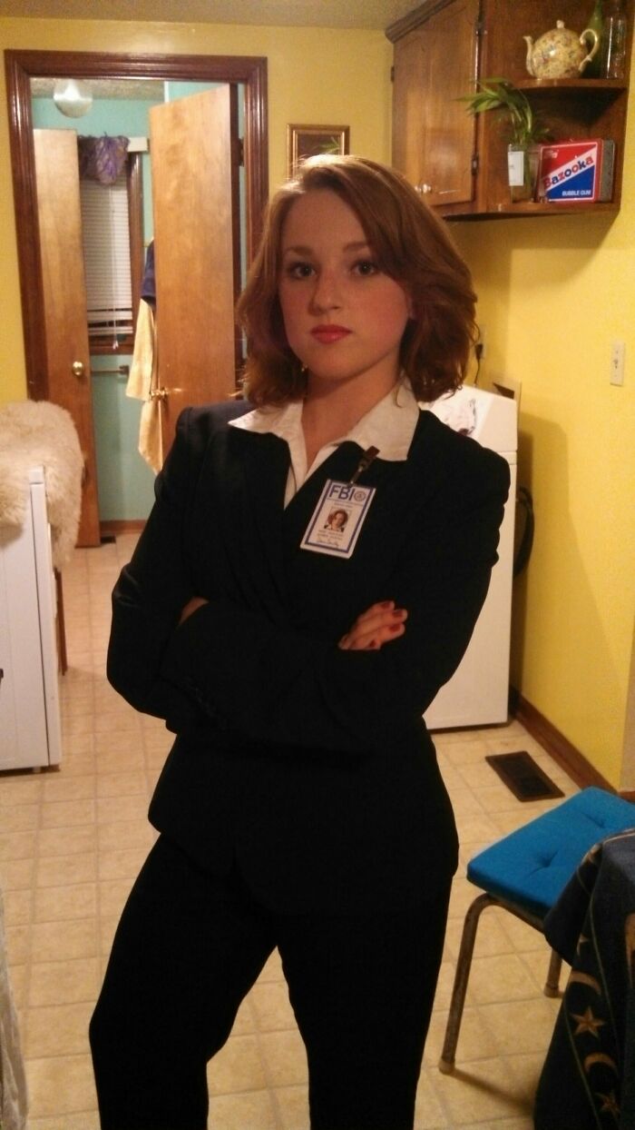 Person cosplaying agent Dana Scully
