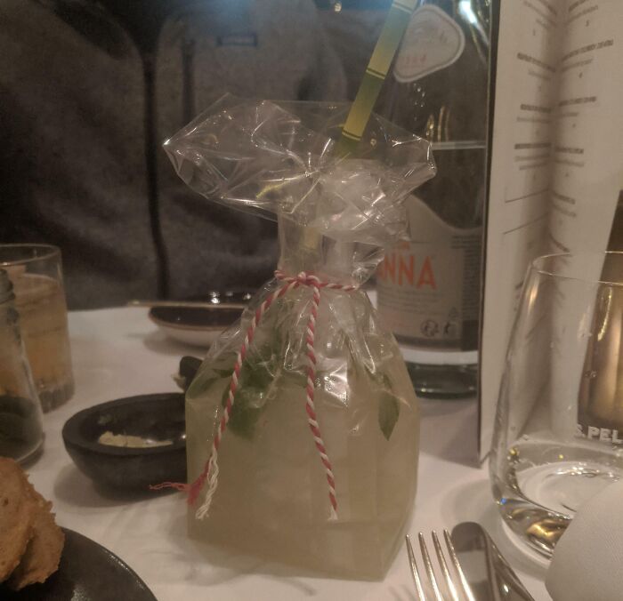 En un restaurante con estrella Michelin de Ámsterdam, mi cóctel llegó en una bolsa de plástico