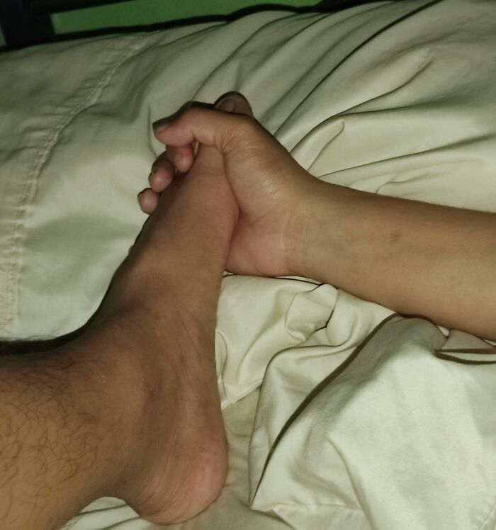 Mi mujer tiene la costumbre de sujetarme de la mano cuando está dormida. Me giré al otro extremo de la cama para poder ver anime en mi teléfono y no despertarla. Esto es lo que pasó