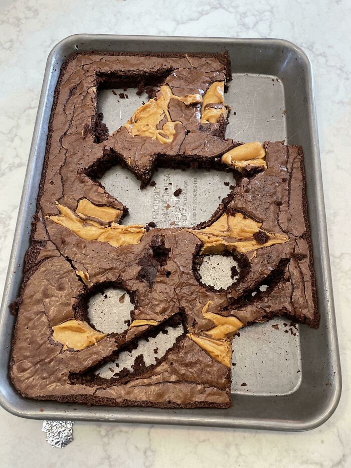 Niños cortando brownies
