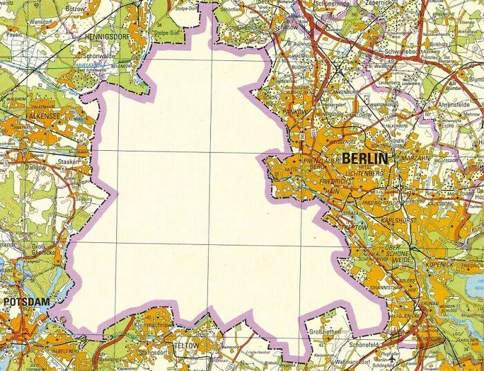 Este es un mapa de Berlín de 1988 (producido en la República Democrática Alemana)