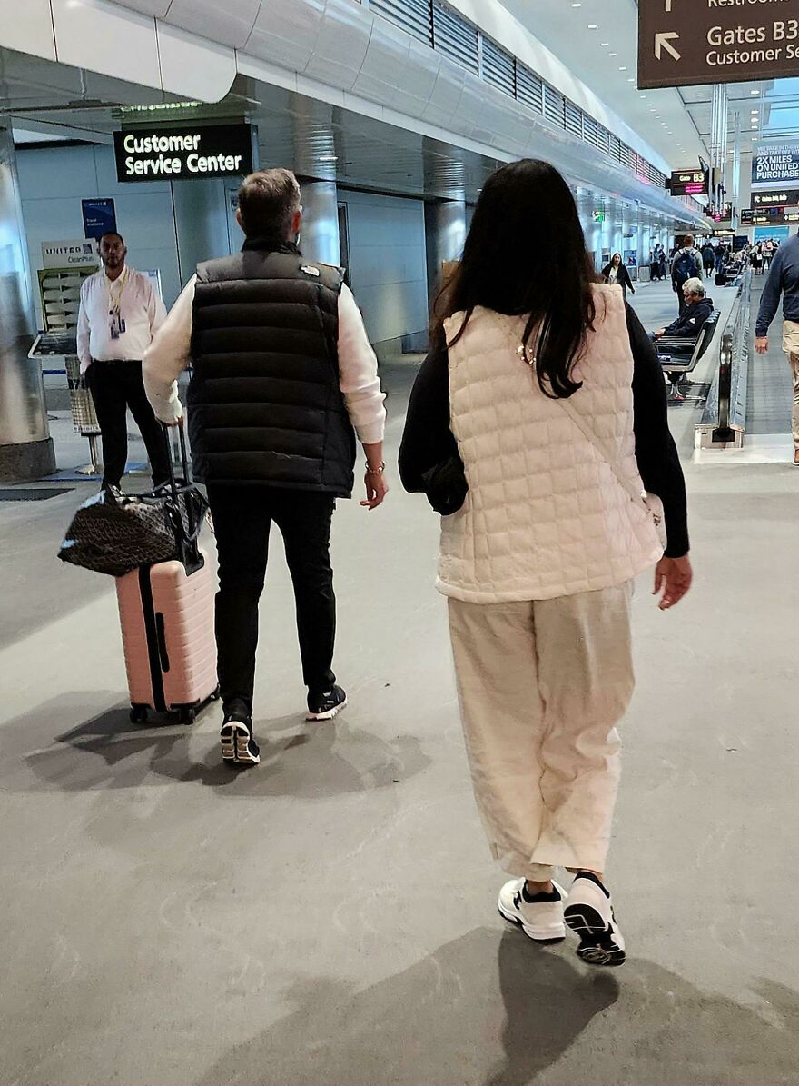 This Airport Couple Is Dressed Exactly Opposite