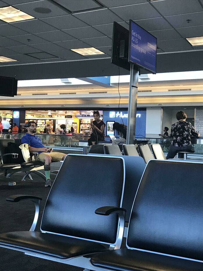 Este tipo no dejó que un vuelo retrasado le arruinara el día.... ¡Conectó una Playstation a los monitores del aeropuerto!