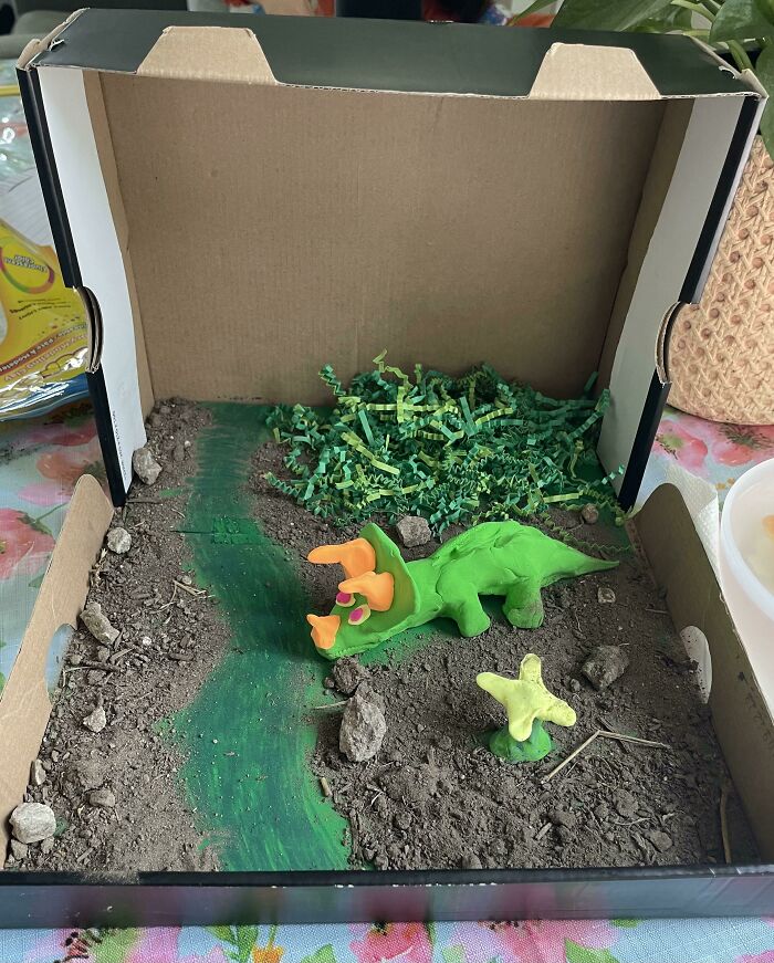 Cuando pasas tiempo de calidad con tu hijo de 7 años trabajando en su diorama de dinosaurio para la escuela, pero tu esposa llega a casa y dice que es horrible