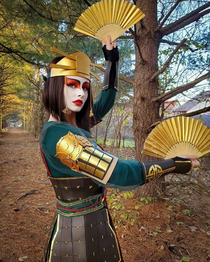 Person cosplaying Suki from Avatar
