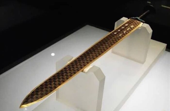 The Sword Of Goujian Was Discovered Untarnished And Retains Sharp Edges After ~2500 Years