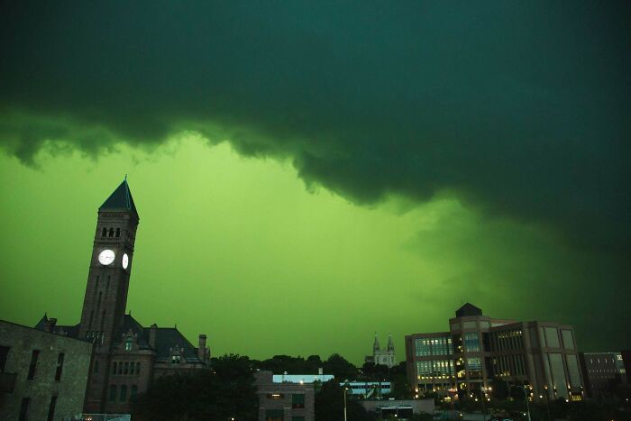 Sioux Falls, Dakota del Sur, se volvió verde (sin filtro) durante una enorme tormenta esta noche