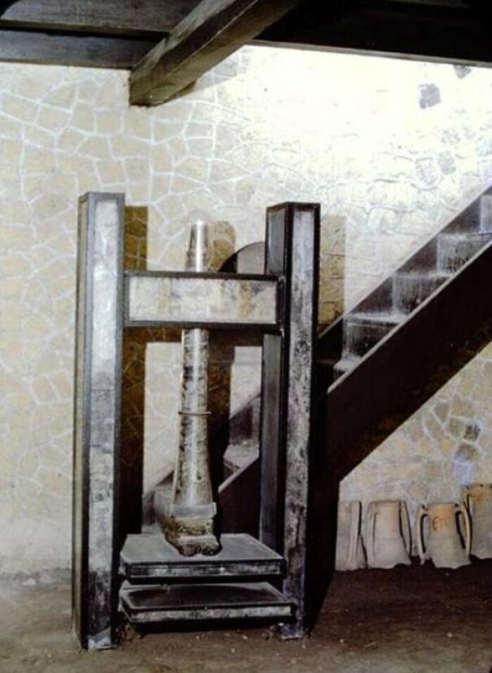 1961 Photo Of A Screw Press Used To Iron Clothes From The Bottega Del Lanarius Or Workshop Of Lanarius In Herculaneum. This Was The Only Artifact Found In The Shop, Along With Bourbon Tunnels. No Other Examples Exist