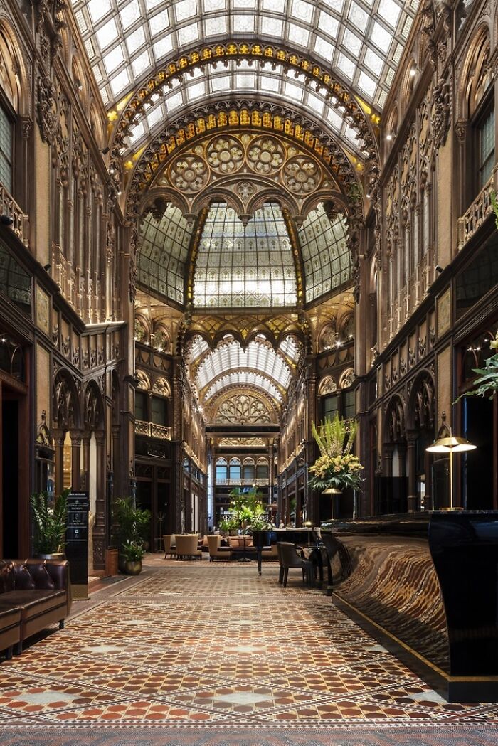 La corte de Paris en Budapest, Hungría. Construida en 1910 y convertida en hotel 5 estrellas en 2019