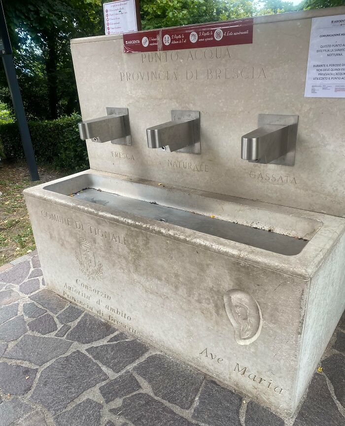 En las ciudades pequeñas de Italia, se ofrece agua gratis. Puedes escoger entre agua con gas, agua fría o agua normal
