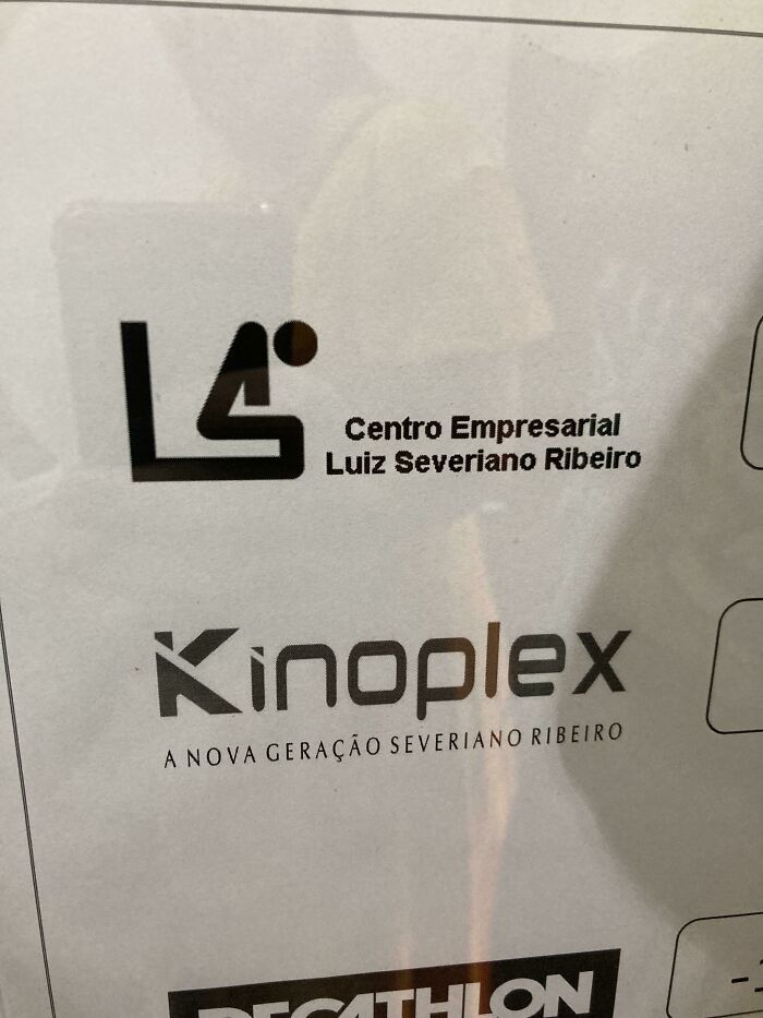 El logo de este centro empresarial se ve como un hombre haciendo caca