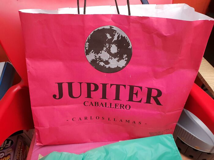 Esta tienda se llama “Júpiter”, su logo es la Luna