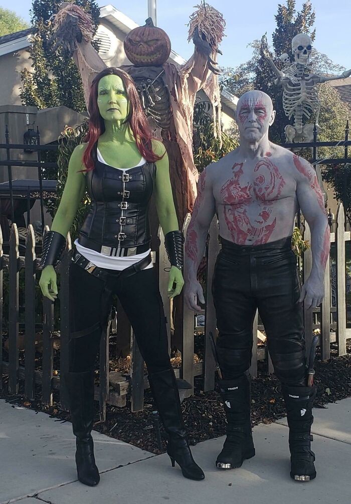Persons cosplaying Gamora and Drax from Guardians of the Galaxy