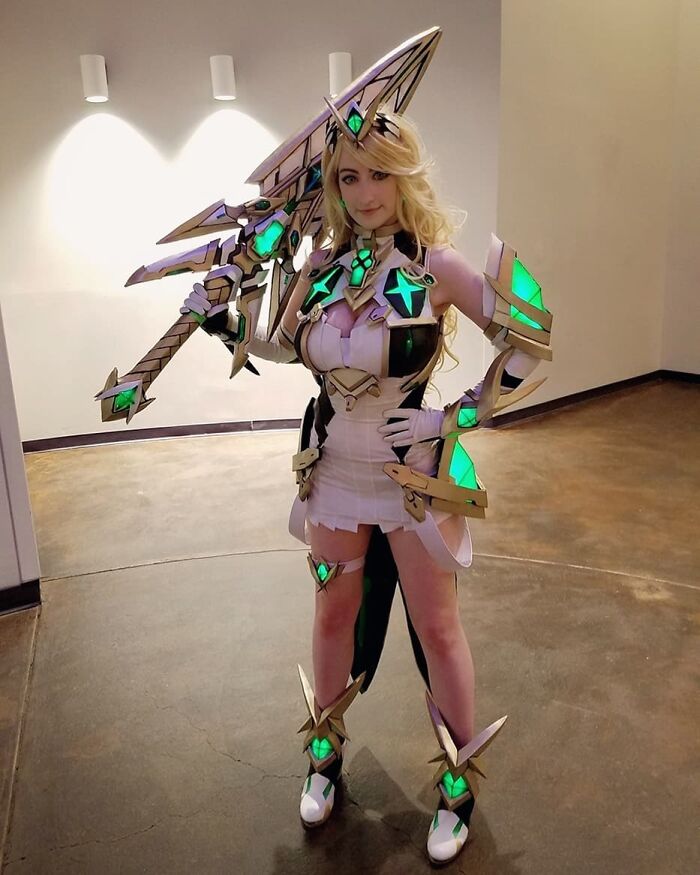 Person cosplaying Mythra from Xenoblade!