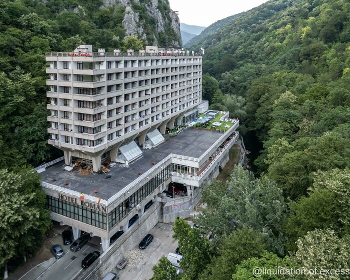 [oc] The Stunning Hotel Roman: Baile Herculane, Romania. Built 1974-76. Architect Salumita And A. Mureșan. Hotel/Sanatorium, Still In Use. Built Over A Roman Baths From 107ad