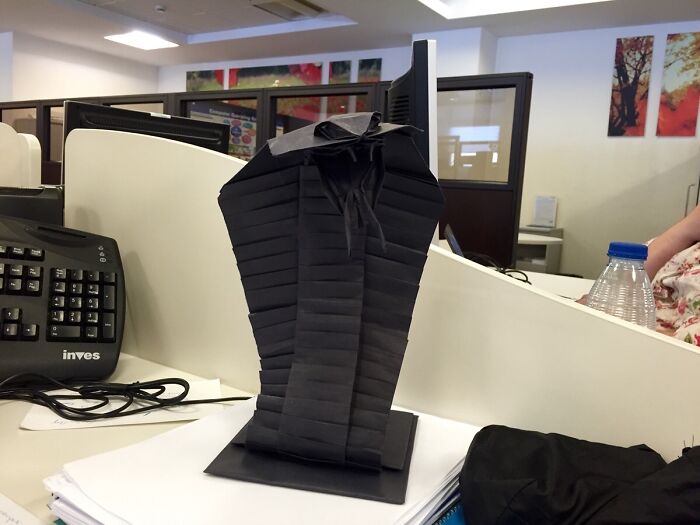 Un compañero de trabajo está dejando obras de origami en escritorios al azar en el trabajo