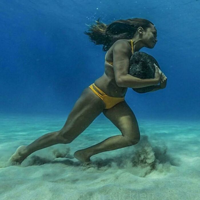 La surfista hawaiana Ha'a Keaulana se entrena bajo el agua