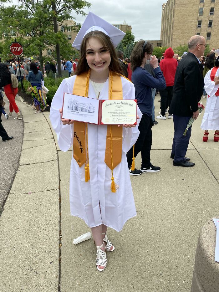 Hey Mom, I Graduated High School! I Was Expelled, Suspended And Missed Over 200 Hours Because Of Mental Health, But I Still Managed To Do It With Honors!